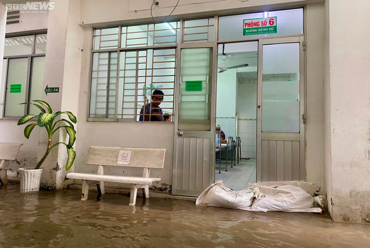 Triều cường cao kỷ lục, bệnh viện ở Cần Thơ lênh láng nước - 11