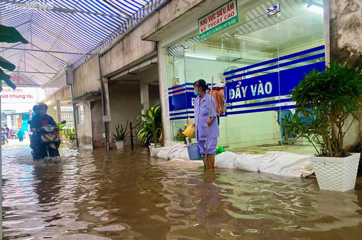 Triều cường cao kỷ lục, bệnh viện ở Cần Thơ lênh láng nước - 4