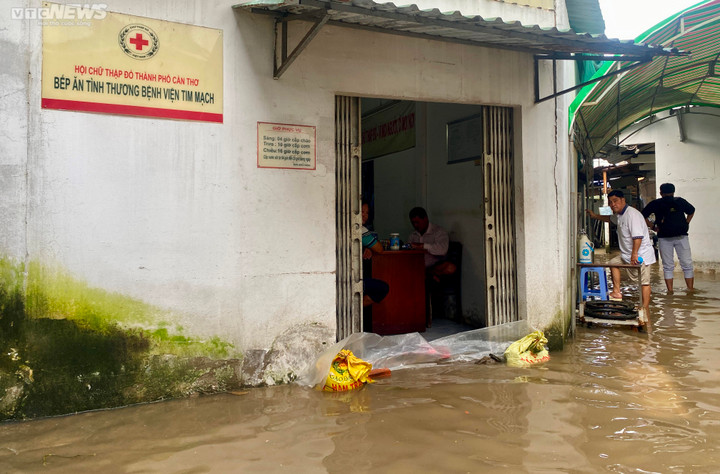 Triều cường cao kỷ lục, bệnh viện ở Cần Thơ lênh láng nước - 5