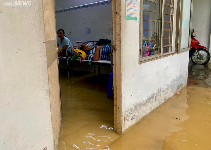 Triều cường cao kỷ lục, bệnh viện ở Cần Thơ lênh láng nước - 6