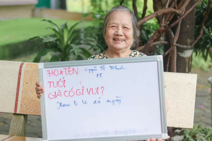 Dí dỏm, hài hước qua bộ ảnh 'Già có gì vui' ở viện dưỡng lão - 7