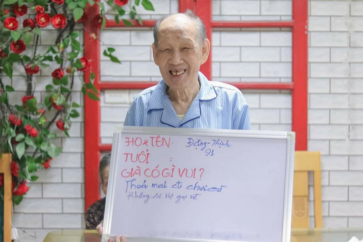 Dí dỏm, hài hước qua bộ ảnh 'Già có gì vui' ở viện dưỡng lão - 1