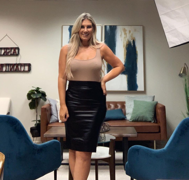 Tháo túi nâng ngực sau 8 năm mắc bệnh không rõ lý do, sốc khi thấy thứ bên trong - 6