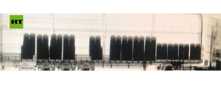 Nga công bố hình ảnh bên trong xe bom tấn công Crimea - 1