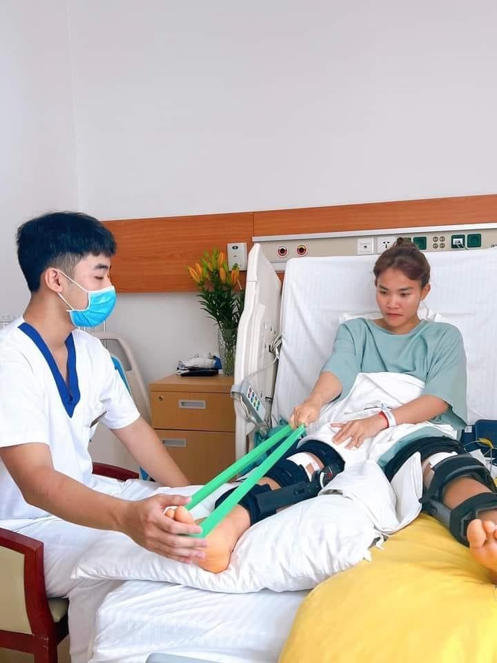Nghị lực của 'cô gái vàng' ĐT Việt Nam: Bước đi đầu tiên sau khi mổ cả 2 chân - 2