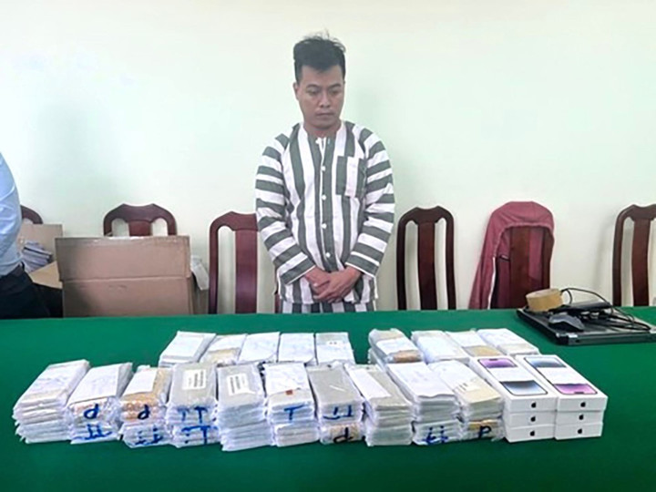 Bắt giữ người chuyển trái phép lô điện thoại iPhone trị giá 10 tỷ về Việt Nam - 1