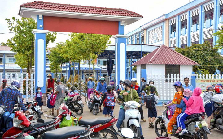Yêu cầu một trường ở Cà Mau trả lại phụ huynh 282 triệu đồng - 1