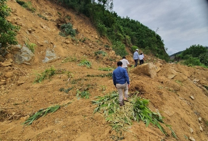 Chạy xe máy qua dòng lũ chảy xiết, hai phụ nữ ở Quảng Nam bị cuốn trôi 50m - 2