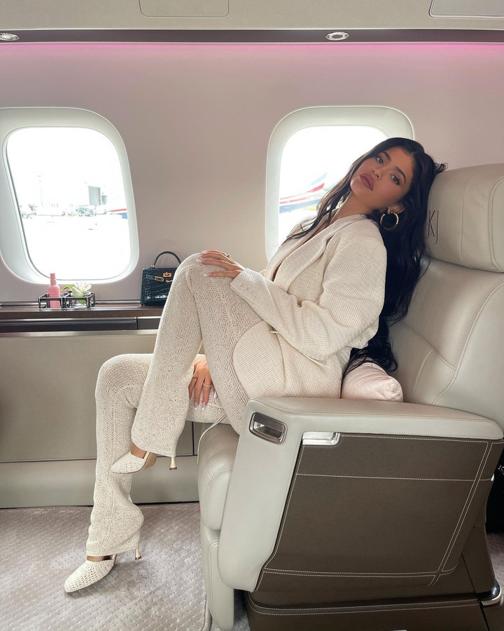 Có gì bên trong máy bay riêng 73 triệu USD của Kylie Jenner? - 3