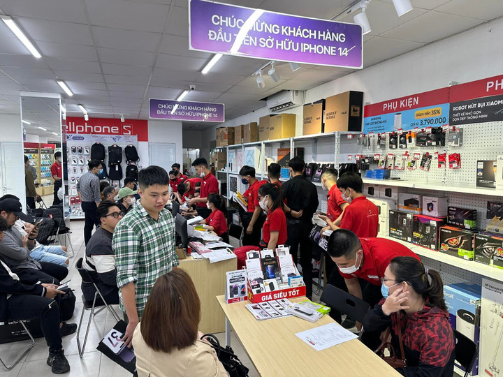 Loạt đại lý điện thoại mở cửa xuyên đêm giao iPhone 14 cho khách hàng - 10