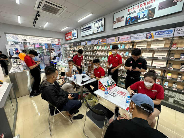 Loạt đại lý điện thoại mở cửa xuyên đêm giao iPhone 14 cho khách hàng - 9