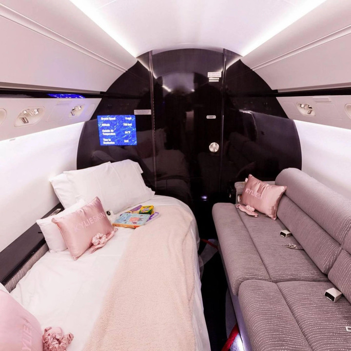 máy bay Kylie Jenner ảnh 5 Có gì bên trong máy bay riêng 73 triệu USD của Kylie Jenner? - 5