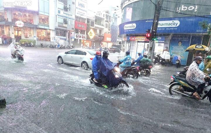 Mưa trắng trời, nhiều tuyến phố Đà Nẵng ngập sâu - 4
