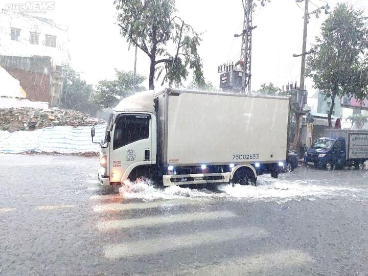 Mưa trắng trời, nhiều tuyến phố Đà Nẵng ngập sâu - 2