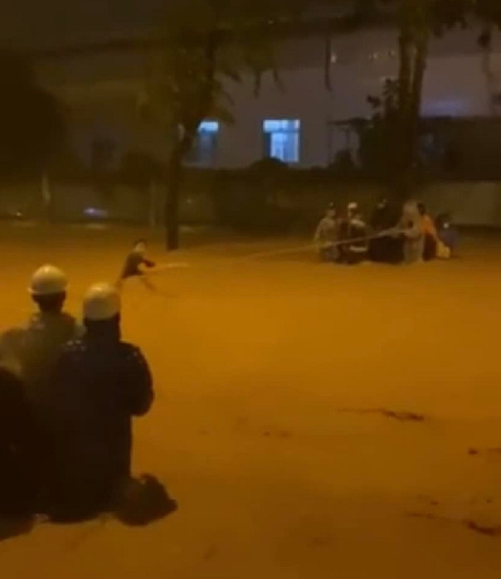 Đà Nẵng ngập sâu, người dân lên mạng xã hội kêu cứu - 7
