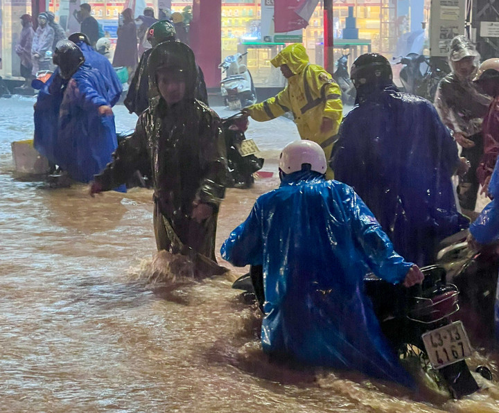 Nhà dân ngập ngang người, xe cộ chìm nổi la liệt trên phố Đà Nẵng - 21