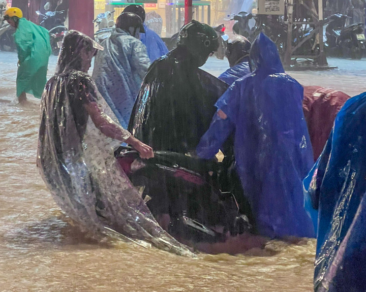 Nhà dân ngập ngang người, xe cộ chìm nổi la liệt trên phố Đà Nẵng - 20