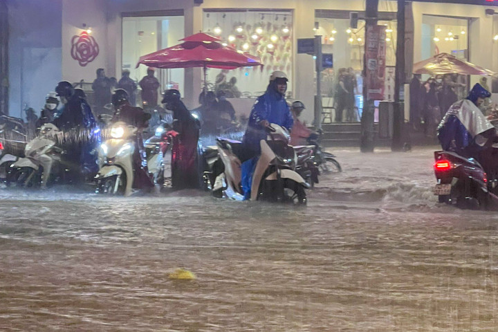 Nhà dân ngập ngang người, xe cộ chìm nổi la liệt trên phố Đà Nẵng - 16