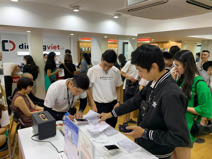 Loạt đại lý điện thoại mở cửa xuyên đêm giao iPhone 14 cho khách hàng - 3
