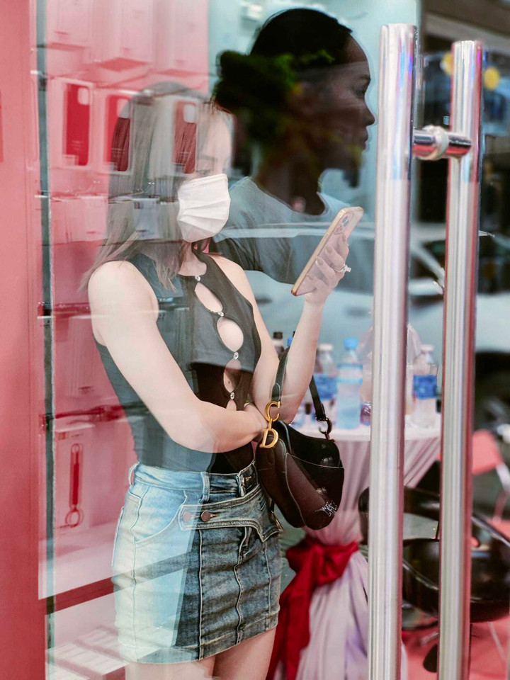 Loạt đại lý điện thoại mở cửa xuyên đêm giao iPhone 14 cho khách hàng - 2