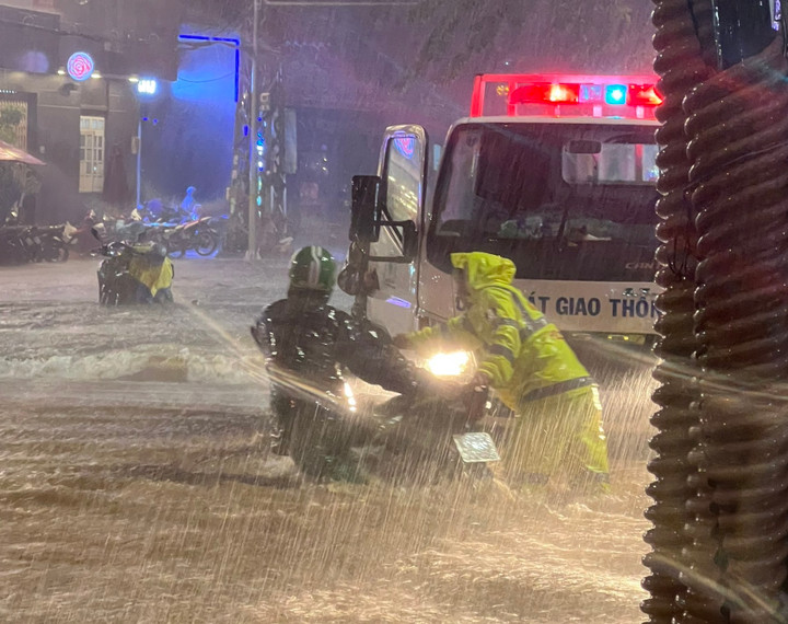 Nhà dân ngập ngang người, xe cộ chìm nổi la liệt trên phố Đà Nẵng - 4