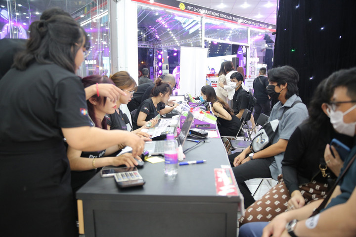 Loạt đại lý điện thoại mở cửa xuyên đêm giao iPhone 14 cho khách hàng - 5