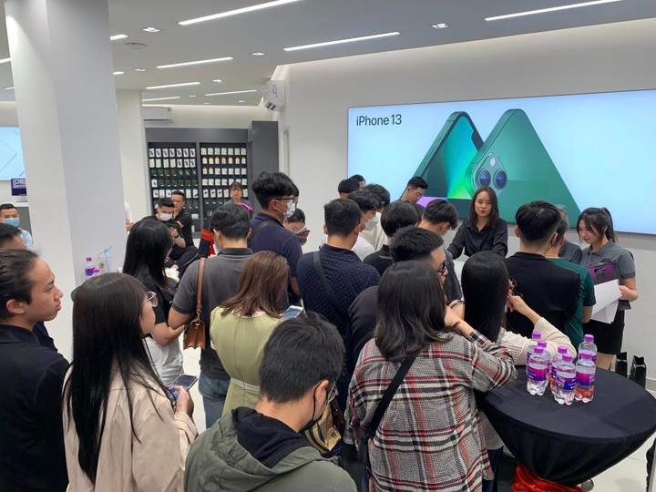 Loạt đại lý điện thoại mở cửa xuyên đêm giao iPhone 14 cho khách hàng - 4