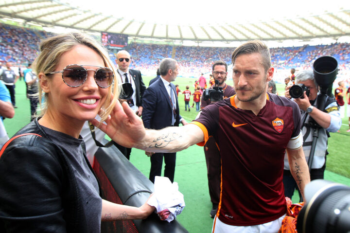 Ngắm nhan sắc vợ cũ nóng bỏng sắp đưa Totti ra tòa - 8