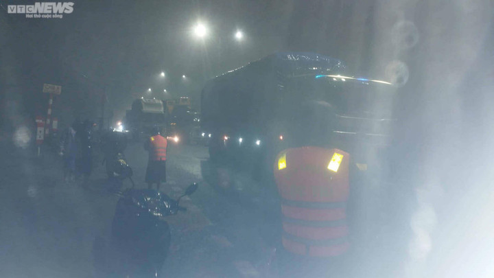 Thừa Thiên - Huế cấm lưu thông trên quốc lộ 1A, dân đưa ô tô lên cầu chạy lụt - 1