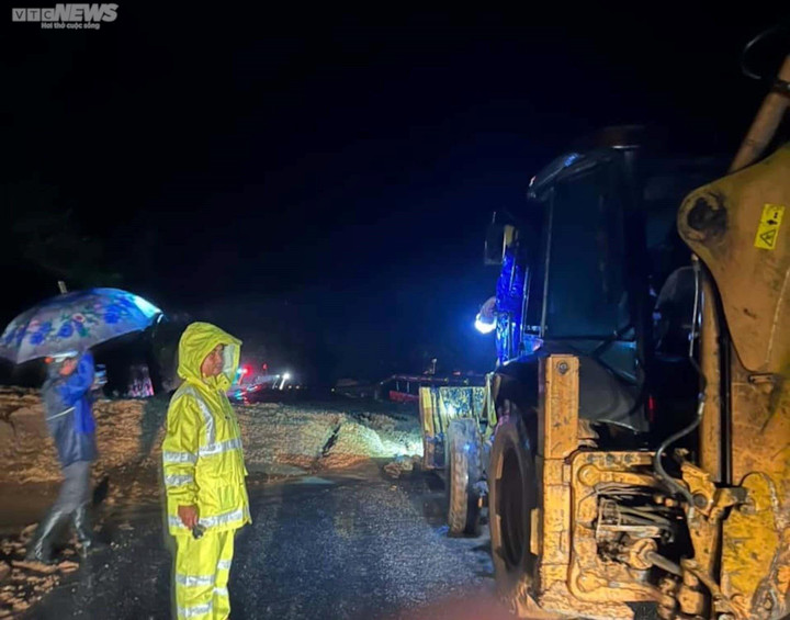 Thừa Thiên - Huế cấm lưu thông trên quốc lộ 1A, dân đưa ô tô lên cầu chạy lụt - 12