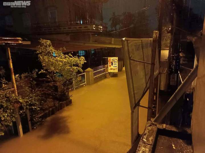 Thừa Thiên - Huế cấm lưu thông trên quốc lộ 1A, dân đưa ô tô lên cầu chạy lụt - 3