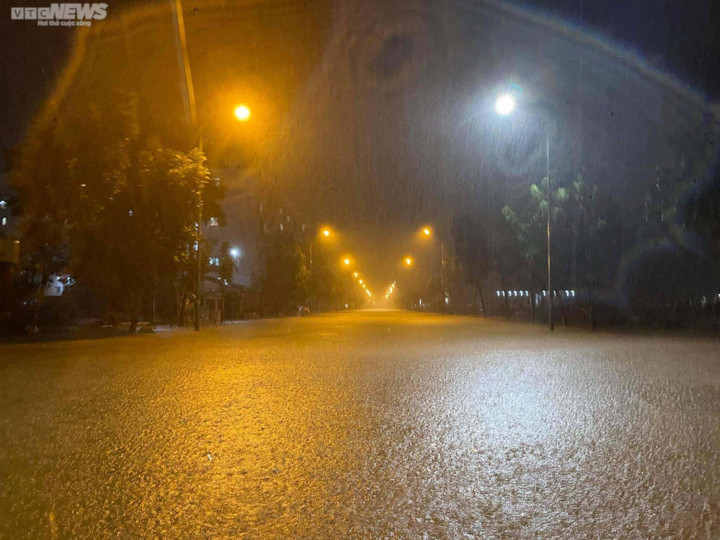 Thừa Thiên - Huế cấm lưu thông trên quốc lộ 1A, dân đưa ô tô lên cầu chạy lụt - 2