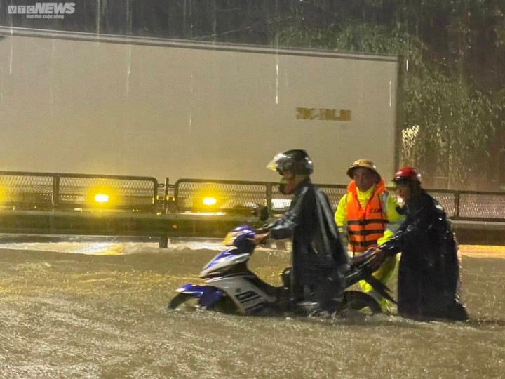 Thừa Thiên - Huế cấm lưu thông trên quốc lộ 1A, dân đưa ô tô lên cầu chạy lụt - 10