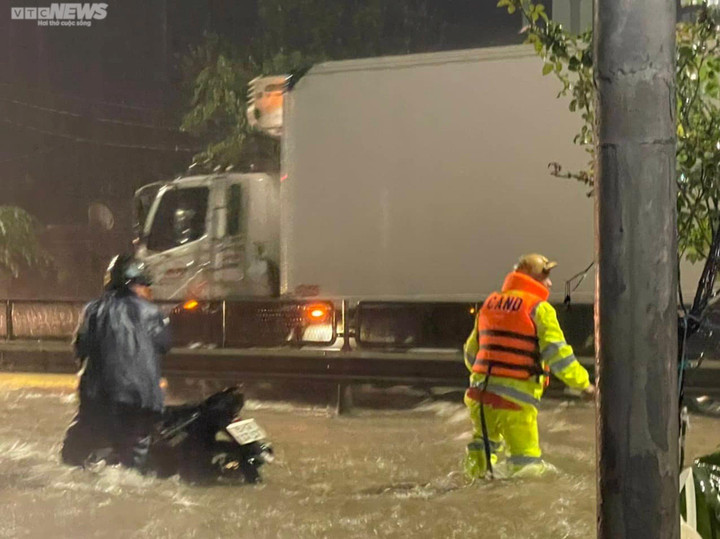 Thừa Thiên - Huế cấm lưu thông trên quốc lộ 1A, dân đưa ô tô lên cầu chạy lụt - 9