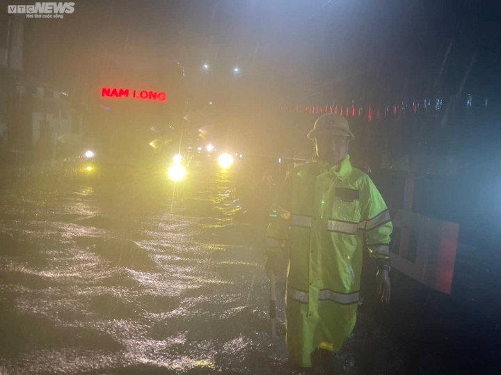 Thừa Thiên - Huế cấm lưu thông trên quốc lộ 1A, dân đưa ô tô lên cầu chạy lụt - 8