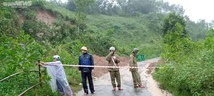 Thừa Thiên - Huế cấm lưu thông trên quốc lộ 1A, dân đưa ô tô lên cầu chạy lụt - 11