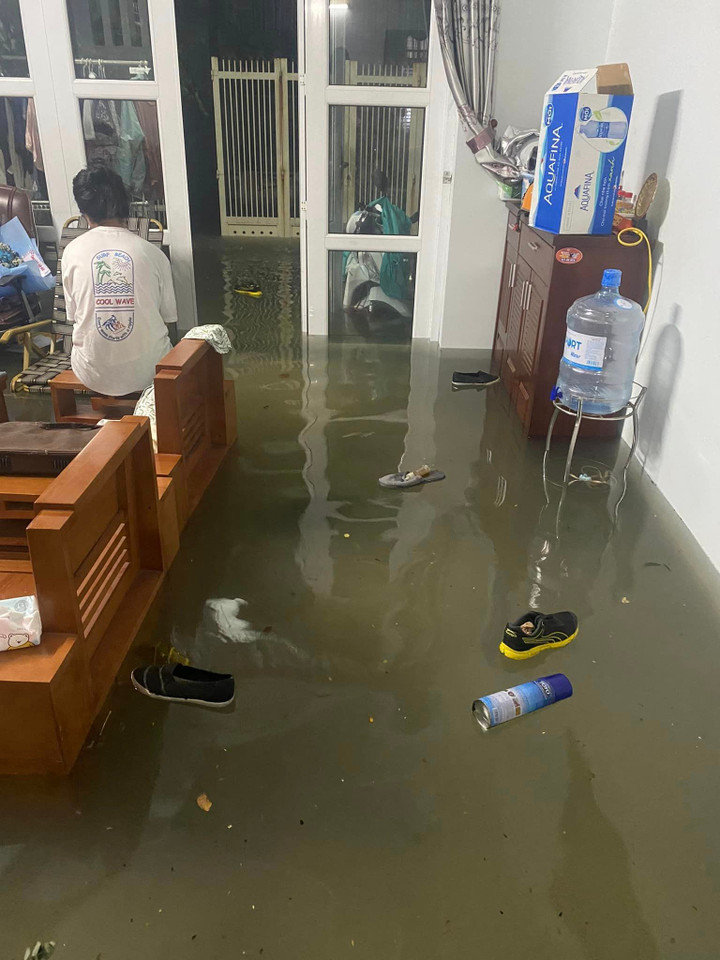 Nhà dân ngập ngang người, xe cộ chìm nổi la liệt trên phố Đà Nẵng - 8