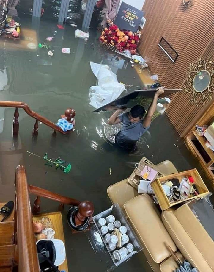Nhà dân ngập ngang người, xe cộ chìm nổi la liệt trên phố Đà Nẵng - 1