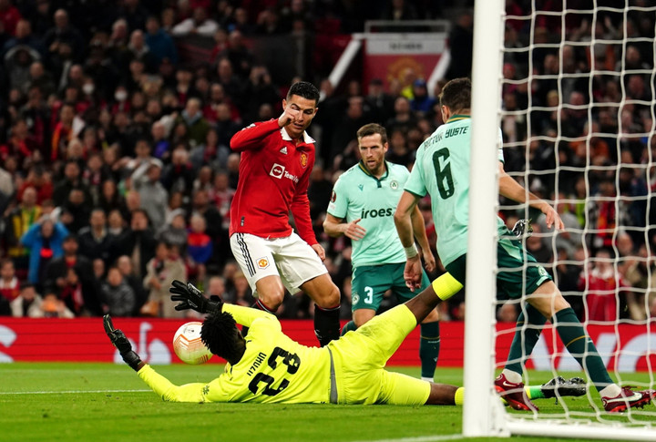Man Utd sút 34 lần chỉ ghi 1 bàn: Thủ môn vô danh khiến Ronaldo thán phục - 1
