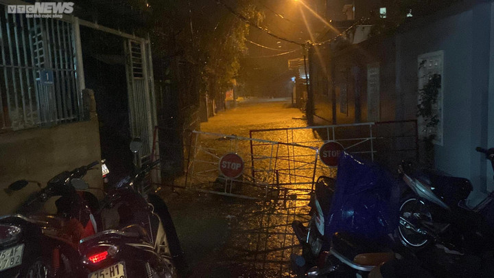 Thừa Thiên - Huế cấm lưu thông trên quốc lộ 1A, dân đưa ô tô lên cầu chạy lụt - 5