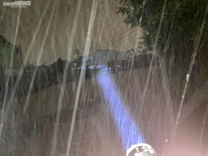 Thừa Thiên - Huế cấm lưu thông trên quốc lộ 1A, dân đưa ô tô lên cầu chạy lụt - 4