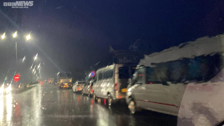 Thừa Thiên - Huế cấm lưu thông trên quốc lộ 1A, dân đưa ô tô lên cầu chạy lụt - 6