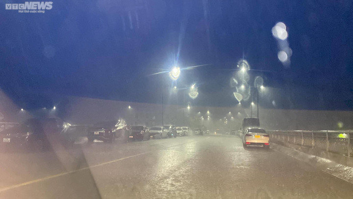 Thừa Thiên - Huế cấm lưu thông trên quốc lộ 1A, dân đưa ô tô lên cầu chạy lụt - 7