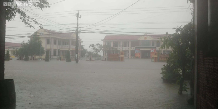 Thừa Thiên - Huế cấm lưu thông trên quốc lộ 1A, dân đưa ô tô lên cầu chạy lụt - 13