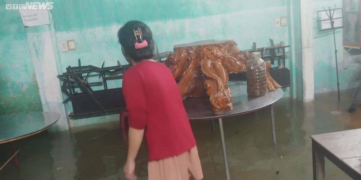 Thừa Thiên - Huế cấm lưu thông trên quốc lộ 1A, dân đưa ô tô lên cầu chạy lụt - 14