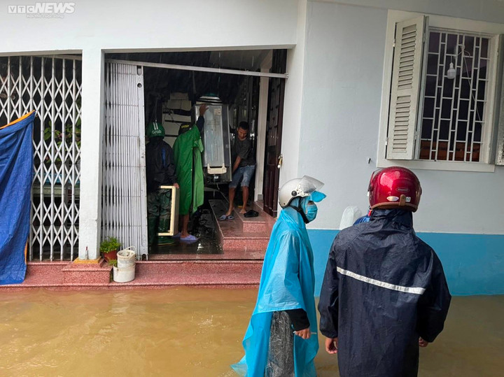 Nhiều vùng ngập nặng, Thừa Thiên - Huế khẩn cấp di dời hơn 37 nghìn dân tránh lũ - 4