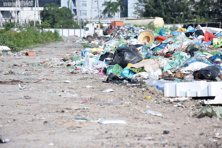Vì sao rác đổ tràn lan ở khu tập kết nhưng địa phương chưa xử lý dứt điểm? - 3