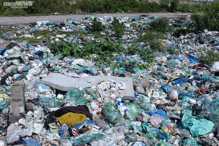 Vì sao rác đổ tràn lan ở khu tập kết nhưng địa phương chưa xử lý dứt điểm? - 8