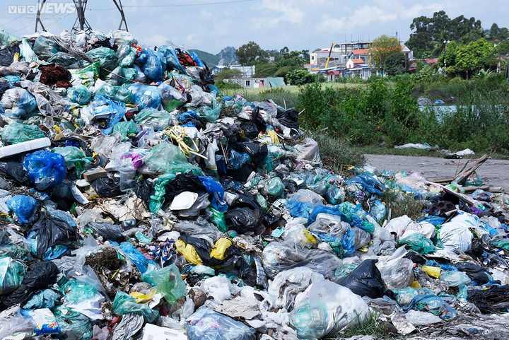 Vì sao rác đổ tràn lan ở khu tập kết nhưng địa phương chưa xử lý dứt điểm? - 2