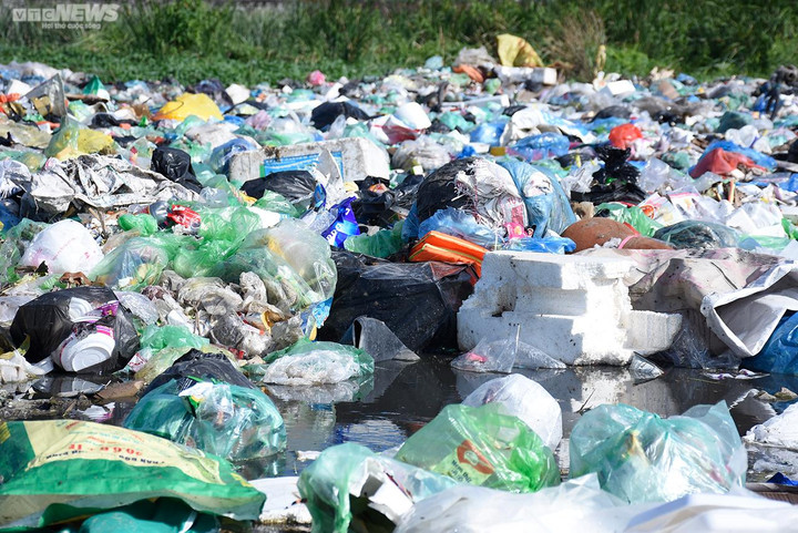 Vì sao rác đổ tràn lan ở khu tập kết nhưng địa phương chưa xử lý dứt điểm? - 5